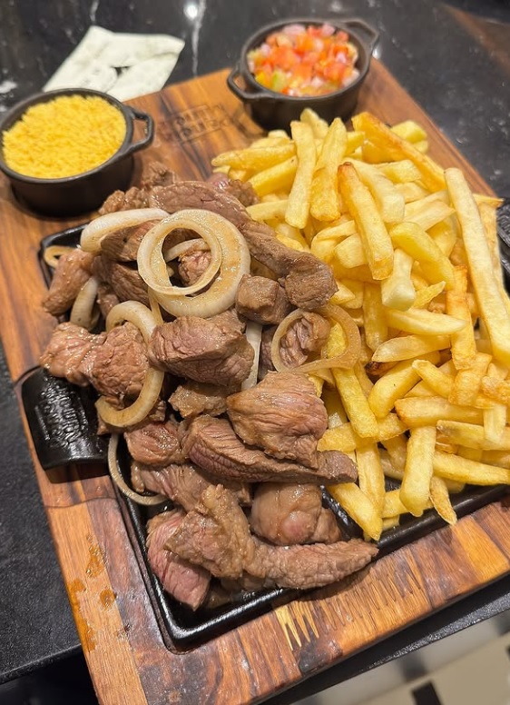 Carne acebolada com batatas fritas