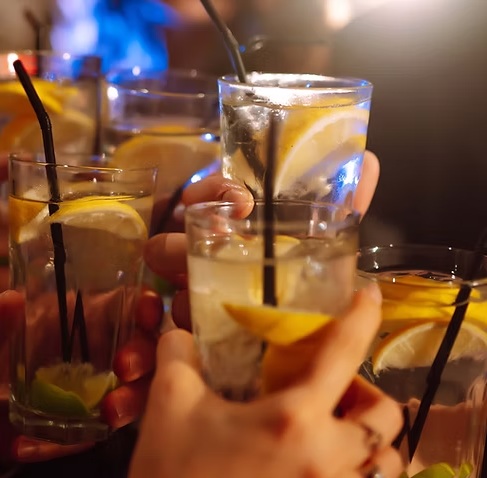Amigos brindando com cocktails